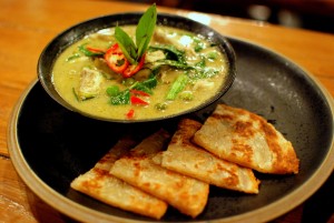 Thai_green_chicken_curry_and_roti