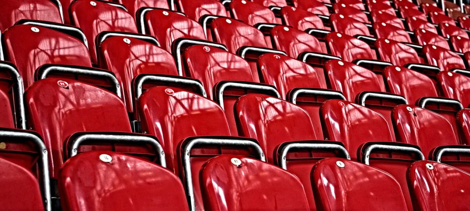 gradins avec sièges rouges